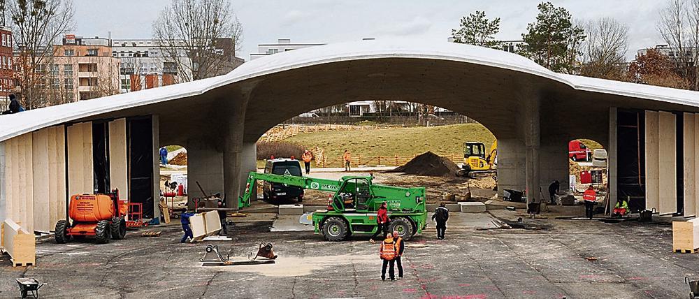 Aus Grau wird Grün. Auf dem Gelände der Gartenschau in Marzahn wird gerade eine neue Arena errichtet.