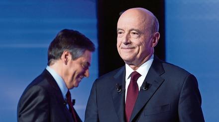 Francois Fillon (l) und Alain Juppe nehmen im November 2016 in Paris an einer TV-Debatte vor der Entscheidung der Republikanischen Partei für die Kandidatur zum französischen Präsidenten teil.