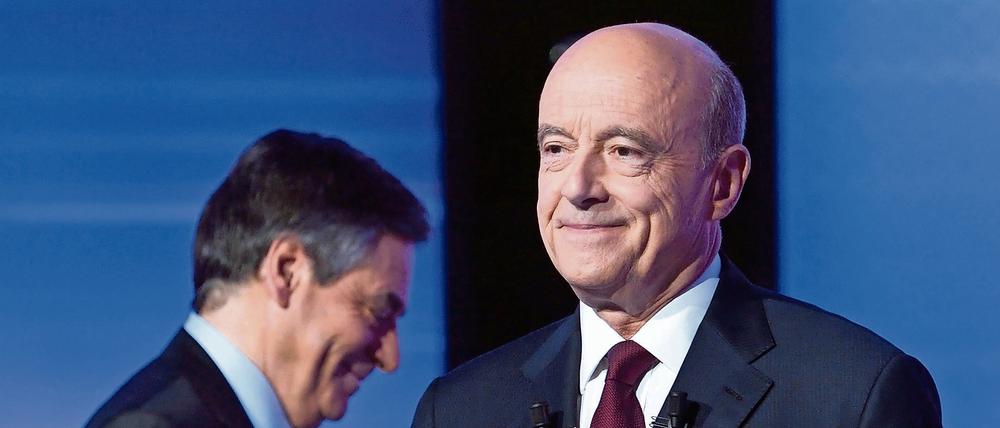 Francois Fillon (l) und Alain Juppe nehmen im November 2016 in Paris an einer TV-Debatte vor der Entscheidung der Republikanischen Partei für die Kandidatur zum französischen Präsidenten teil.