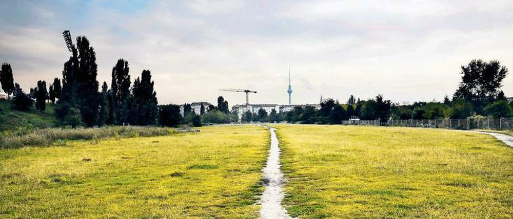 Kein Ort, nirgends. Der Fernsehturm steht wie ein Baum aus Stein im Zentrum, alles dreht sich um ihn.