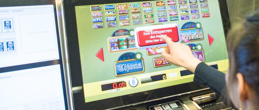 Das Spiel am Automat in Berlin soll nach Willen der Deutschen Automatenwirtschaft von einem Gesichtsscanner reguliert werden.