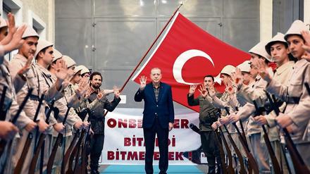 Erdogan lässt sich in Istanbul feiern.
