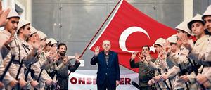 Erdogan lässt sich in Istanbul feiern.