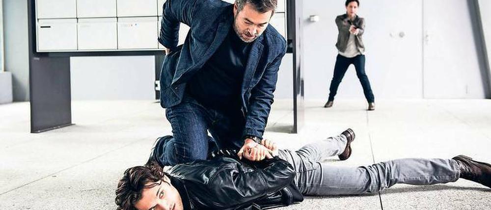 Verdächtig: Kommissar Flückiger (Stefan Gubser, kniend) verhaftet Pjotr Sorokin (Vladimir Korneev). Liz Ritschard (Delia Mayer) sichert die Aktion. Degeto/Daniel Winkler