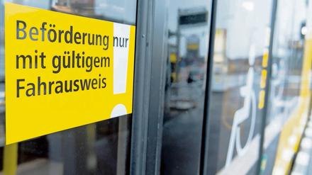 Noch jemand ohne Fahrschein? Zuweilen erwischt es bei der Kontrolle die Falschen.