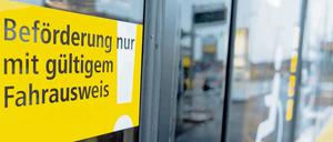 Noch jemand ohne Fahrschein? Zuweilen erwischt es bei der Kontrolle die Falschen.