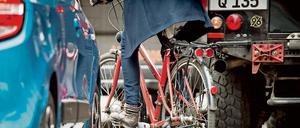 Weil der Radweg zugeparkt ist, weicht eine Fahrradfahrerin in Berlin auf die Fahrbahn aus.