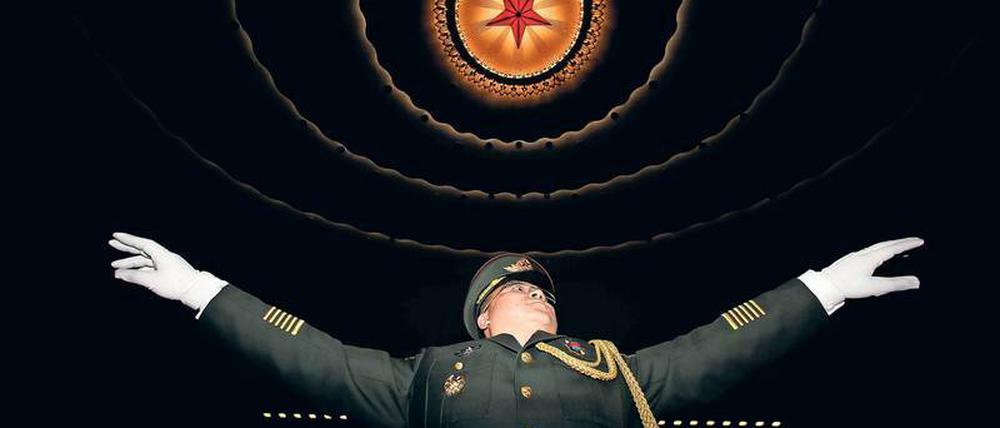 Eine Militärkapelle probt vor dem Beginn des Nationalen Volkskongress in der Großen Halle des Volkes.