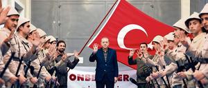 Erdogan lässt sich in Istanbul feiern.