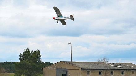In der Luft über Groß Leuthen. Über diesen märkischen Acker könnten bald öfters Flugzeuge starten.