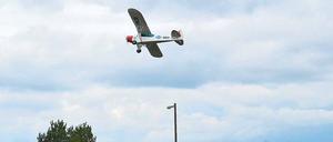 In der Luft über Groß Leuthen. Über diesen märkischen Acker könnten bald öfters Flugzeuge starten.