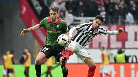 Für Omar Mascarell und seine Frankfurter läuft es seit Wochen nicht mehr. Gegen den SC Freiburg (rechts Janik Haberer) unterlag die Eintracht 1:2.
