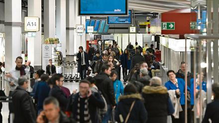 Flugreisende am Flughafen Tegel. 