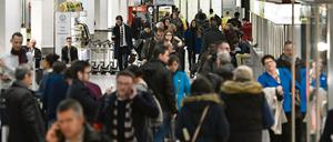 Flugreisende am Flughafen Tegel. 