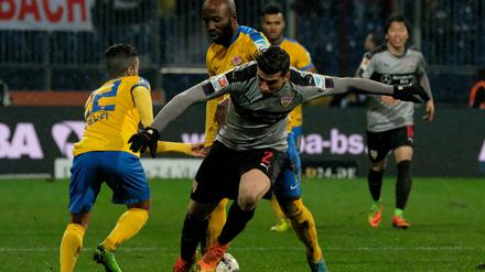 Ab durch die Mitte? Braunschweigs Salim Khelifi (l) und Braunschweigs Domi Kumbela gegen Stuttgarts Emiliano Insua (vorne). 