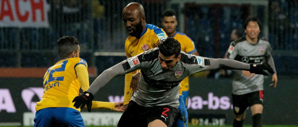 Ab durch die Mitte? Braunschweigs Salim Khelifi (l) und Braunschweigs Domi Kumbela gegen Stuttgarts Emiliano Insua (vorne). 