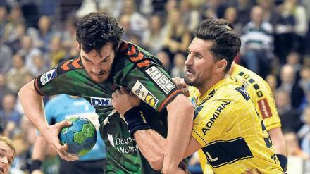 Nahkampf mit Ball. Die Füchse mit Petar Nenadic (links) und die Rhein-Neckar Löwen mit Alexander Petersson schenkten sich in der Max-Schmeling-Halle nichts. 