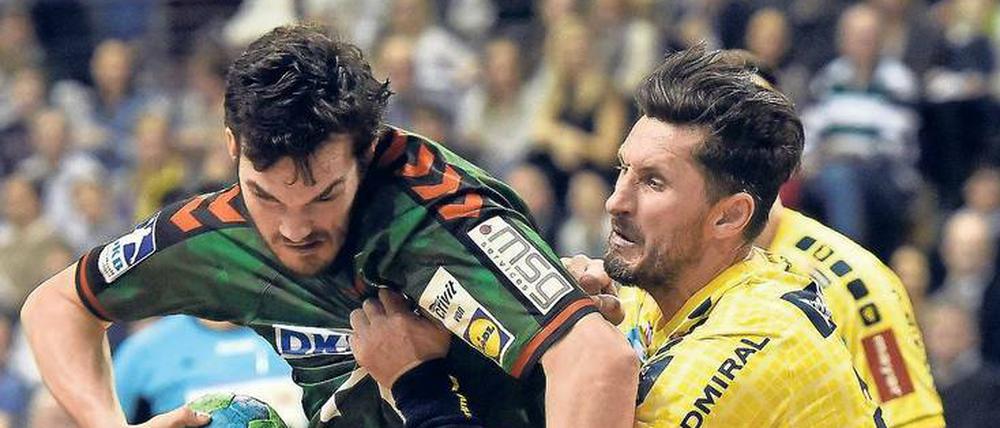 Nahkampf mit Ball. Die Füchse mit Petar Nenadic (links) und die Rhein-Neckar Löwen mit Alexander Petersson schenkten sich in der Max-Schmeling-Halle nichts.