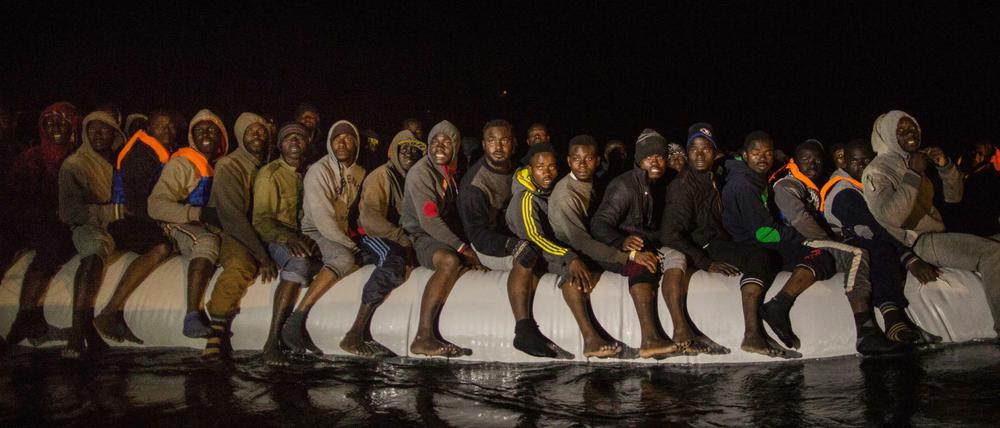 Bootsflüchtlinge vor der libyschen Küste. 