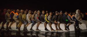 Bootsflüchtlinge vor der libyschen Küste. 