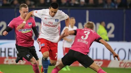Durch ein spätes Gegentor musste sich Hertha BSC (links Ondrej Duda, rechts Per Skjelbred) dem HSV mit 0:1 geschlagen geben.