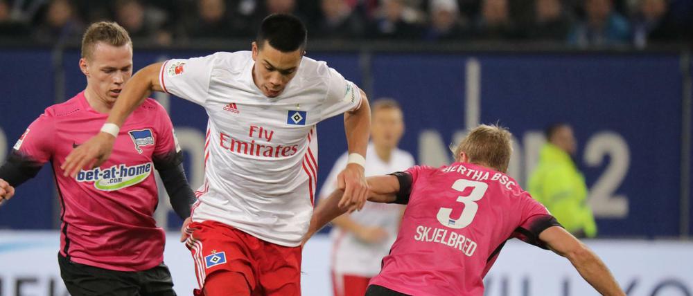 Durch ein spätes Gegentor musste sich Hertha BSC (links Ondrej Duda, rechts Per Skjelbred) dem HSV mit 0:1 geschlagen geben.