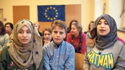 Tolin, Luis und Yasmin aus der Nelson-Mandela-Schule in Wilmersdorf beim Skype-Anruf.