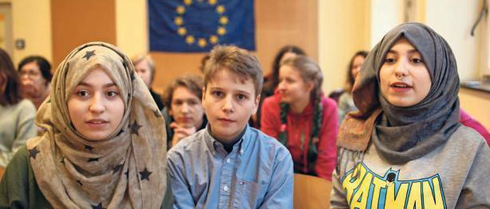 Tolin, Luis und Yasmin aus der Nelson-Mandela-Schule in Wilmersdorf beim Skype-Anruf.