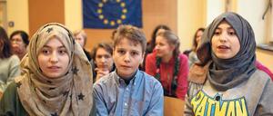 Tolin, Luis und Yasmin aus der Nelson-Mandela-Schule in Wilmersdorf beim Skype-Anruf.
