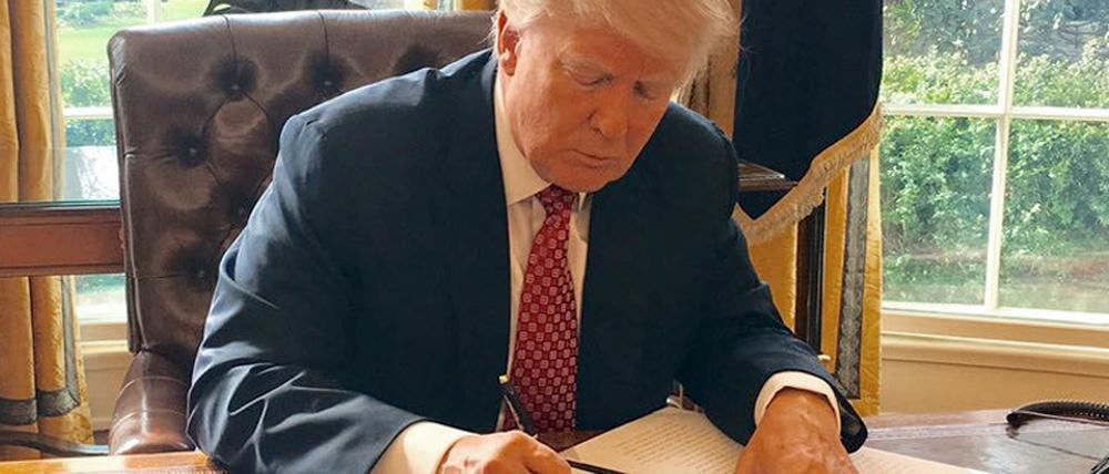US-Präsident Donald Trump unterzeichnet am 06.03.2017 in Washington ein neues Einreiseverbot. Betroffen sind Flüchtlinge und Menschen aus den sechs vorwiegend muslimischen Ländern Iran, Syrien, Somalia, Jemen, Libyen und dem Sudan.