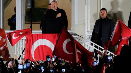 Der türkische Außenminister Mevlüt Cavusoglu lässt sich in Hamburg vor der Residenz des türkischen Generalkonsuls an der Außenalster von 200 Anhängern feiern.