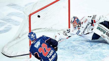 Der vierfache Plachta. Mannheims Nummer 22 erzielte gegen die Eisbären alle vier Treffer für sein Team und bringt die Adler damit in der Serie 1:0 in Führung. Am Freitag steht das nächste Duell an, dann haben die Eisbären Heimrecht. Foto: Uwe Anspach/dpa