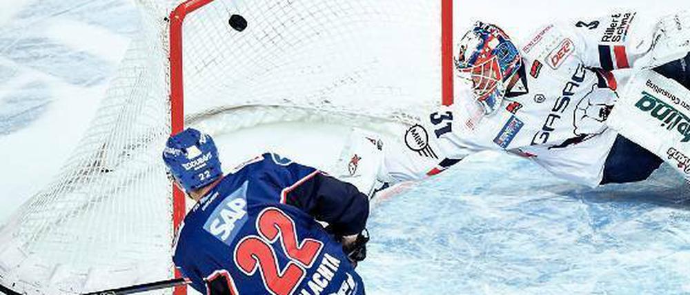 Der vierfache Plachta. Mannheims Nummer 22 erzielte gegen die Eisbären alle vier Treffer für sein Team und bringt die Adler damit in der Serie 1:0 in Führung. Am Freitag steht das nächste Duell an, dann haben die Eisbären Heimrecht. Foto: Uwe Anspach/dpa