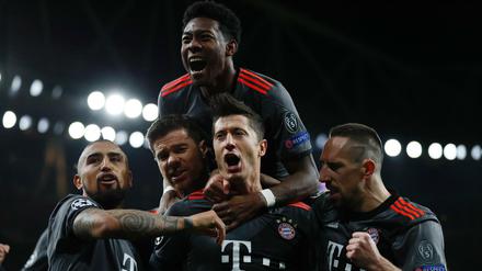 Robert Lewandowski und Anhang feiern sein Tor.