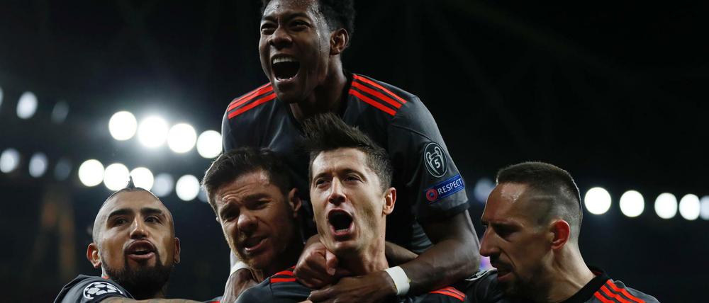 Robert Lewandowski und Anhang feiern sein Tor.