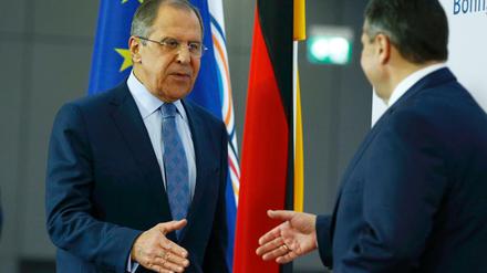 Außenminister Sigmar Gabriel traf seinen russischen Amtskollegen Sergej Lawrow (links) bereits im Februar in Bonn. 