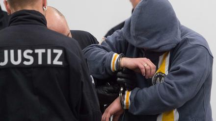 Angeklagt. Mit der "Gruppe Freital" soll Mike S. in Sachsen Asylunterkünfte angegriffen haben.