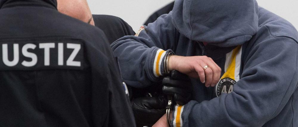 Angeklagt. Mit der "Gruppe Freital" soll Mike S. in Sachsen Asylunterkünfte angegriffen haben.