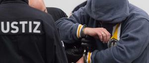 Angeklagt. Mit der "Gruppe Freital" soll Mike S. in Sachsen Asylunterkünfte angegriffen haben.