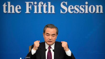 Der chinesische Außenminister Wang Yi spricht am Mittwoch in Peking auf einer Pressekonferenz während der Tagung des Volkskongresses. China hat vor einem schweren Konflikt mit Nordkorea gewarnt.