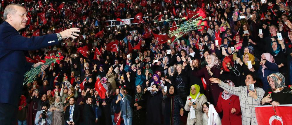 Wirft gerne Blumen - und politische Spitzen. Der türkische Staatspräsident Erdogan.