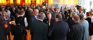 Immer wieder eine Frage: Was ist das richtige Outfit für einen Empfang. Hier ein Bild einer Veranstaltung in der niederländischen Botschaft.