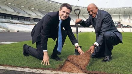 Unterm Teppich. Frankie Fredericks (r.), hier mit dem Präsidenten des Leichtathletik-Weltverbands Sebastian Coe, ist nach dubiosen Finanzströmen auf seine Konten in Erklärungsnot geraten.