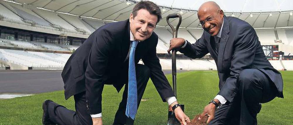 Unterm Teppich. Frankie Fredericks (r.), hier mit dem Präsidenten des Leichtathletik-Weltverbands Sebastian Coe, ist nach dubiosen Finanzströmen auf seine Konten in Erklärungsnot geraten.