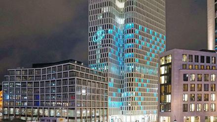 Lichtzeichen über der City. Kurz vor der Hoteleröffnung setzt das Motel One im „Upper West“ mit Türkis eine farbliche Marke. 