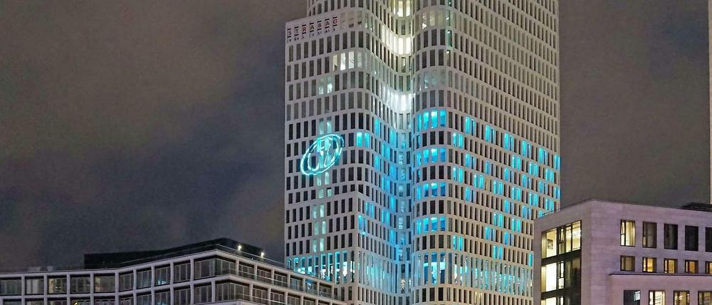 Lichtzeichen über der City. Kurz vor der Hoteleröffnung setzt das Motel One im „Upper West“ mit Türkis eine farbliche Marke.