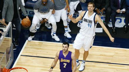 Dirk Nowitzki erzielt in dieser Szene seinen 30.000 Punkt. 
