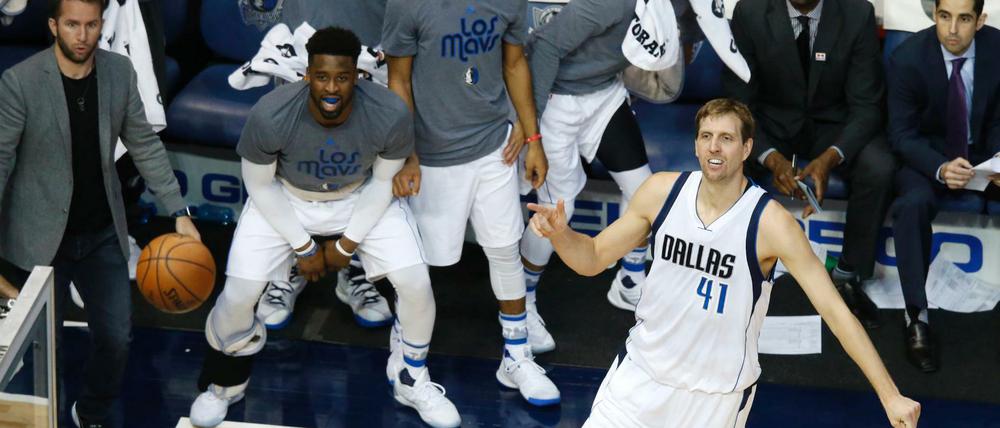 Dirk Nowitzki erzielt in dieser Szene seinen 30.000 Punkt. 
