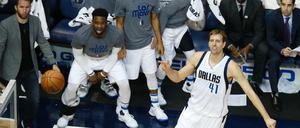 Dirk Nowitzki erzielt in dieser Szene seinen 30.000 Punkt. 