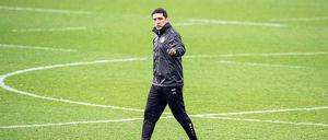 Wohin geht’s? Tayfun Korkut nimmt in Leverkusen das Training auf.